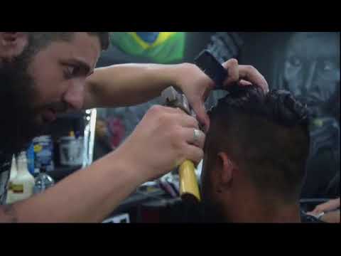 سوري يحلق لزبائنه بالمطرقة والبلطة