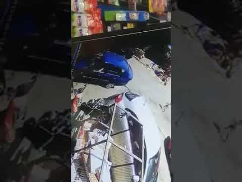 طفلة تنجو بإعجوبة بعد أن مرت سيارة من فوقها في لبنان