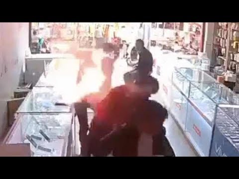 男子镊子戳网购手机电池，瞬间爆燃