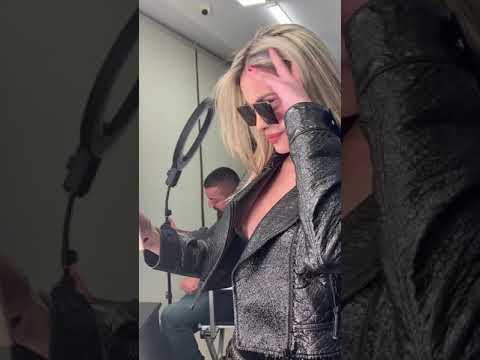 دومينيك حوراني عند الكوافير في الصالون