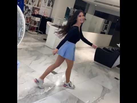 بالفيديو .. قمر تسحر قلوب المتابعين بالتنورة الزرقاء