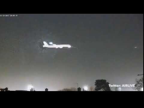 جسم غامض  يسابق  طائرة