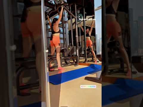 لاميتا فرنجية تقوم بحركات مغرية ومثيرة في النادي الرياضي