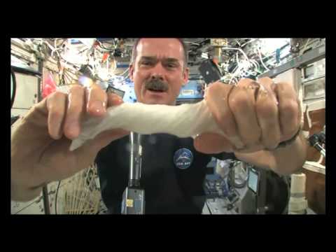Does water squezee out of a cloth at Zero Gravity? (Chris Hadfield)