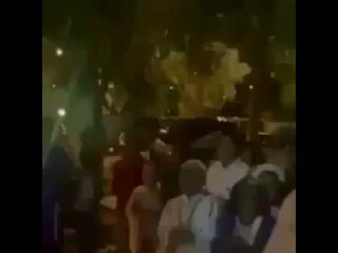 أمير الكويت يوقف سيارته ليوزع الحلوى على الأطفال