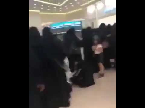 نساء سعوديات يشكلن طابورا هائلا لشراء تذاكر حفل  كاظم الساهر وماجد المهندس بالطائف