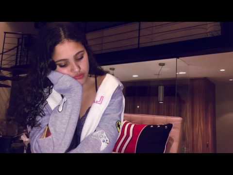 اسمع جنا بنت عمرو دياب و هي بتغني.