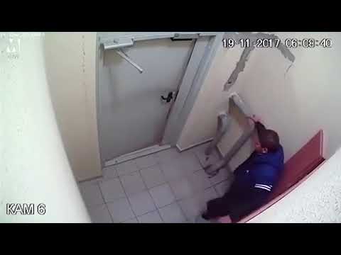 شاهد بالفيديو : 3 ساعات لفتح باب يُفتح بـ3 ثواني