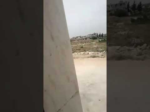 لحظة سقوط حاوية متفجرة على جبل الاربعين في مدينة ادلب من قبل الطائرات المروحية #سوريا #روسيا #ادلب