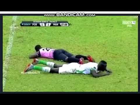 سبب غريب يؤدي إلى "انبطاح جماعي" للاعبي الفريقين مع الكادر التحكيمي