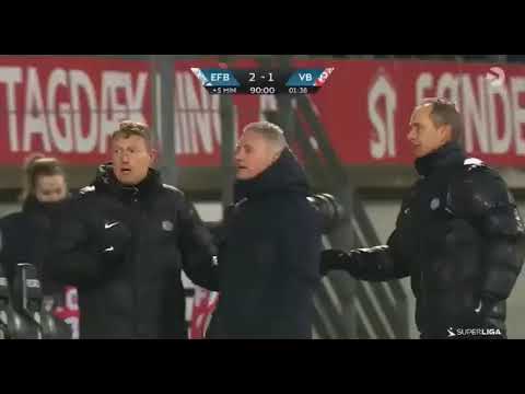 حارس مرمى يهدي هدفا لخصمه في الوقت القاتل بعد خطأ فادح