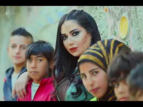 رنا الابيض ترد  على الانتقادات الواسعة التي طالتها بعد ظهورها في عدة صور بجانب نازحين