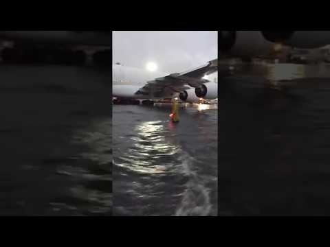 عاجل | غرق مطار الكويت الآن جراء سيول و فيضانات