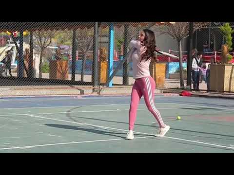 كندا حنا تمارس رياضة التنس في دمشق