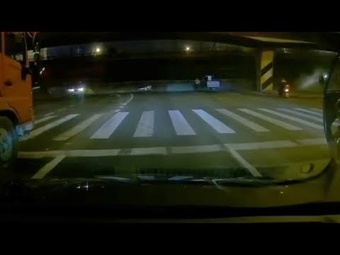 Bridge collapses in E China, traps cars