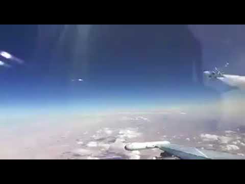 عبور خطير لمقاتلة سوخوي 30 روسية بالقرب من صديقتها فوق الاجواء السورية