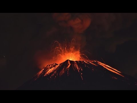 شاهد: لحظة تصوير انفجار شديد لبركان أضاء ليل المكسيك