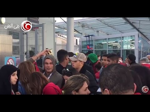 Filfan | دينا الشربيني تخبئ وجه عمرو دياب من الجمهور في مباراة مصر وروسيا