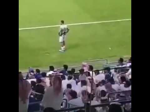 عمر السومة يرمي قميص نادي الاهلي