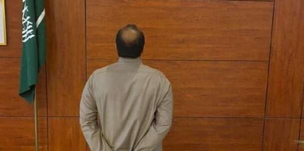 السعودية.. مواطن ينشر فيديو يدعي به النبوة ويهدد بالسلاح الأبيض .. فيديو