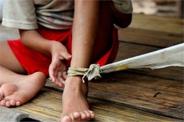 قتلت أحدهم خنقاً وعذبت الآخر حرقاً.. امرأة تعنف أبناء زوجها والأمن يلقي القبض عليها