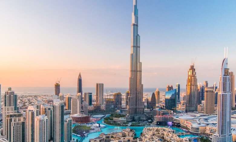 بالفيديو.. لحظة ضرب صاعقة رعدية لقمة برج خليفة في دبي