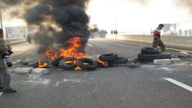 "خميس الغضب".. قطع الطرق في مختلف المناطق اللبنانية احتجاجاً على تردي الأوضاع المعيشية