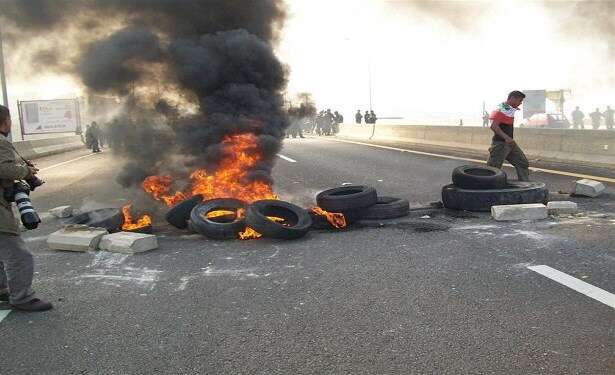 "خميس الغضب".. قطع الطرق في مختلف المناطق اللبنانية احتجاجاً على تردي الأوضاع المعيشية