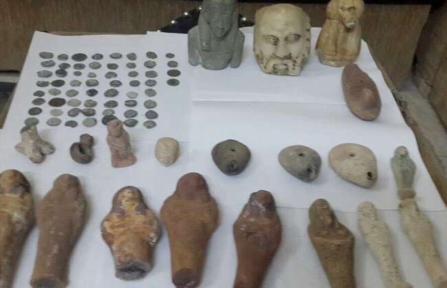 اللاذقية.. القبض على عصابة تمتهن تجارة قطع الآثار والأسلحة والمخدرات