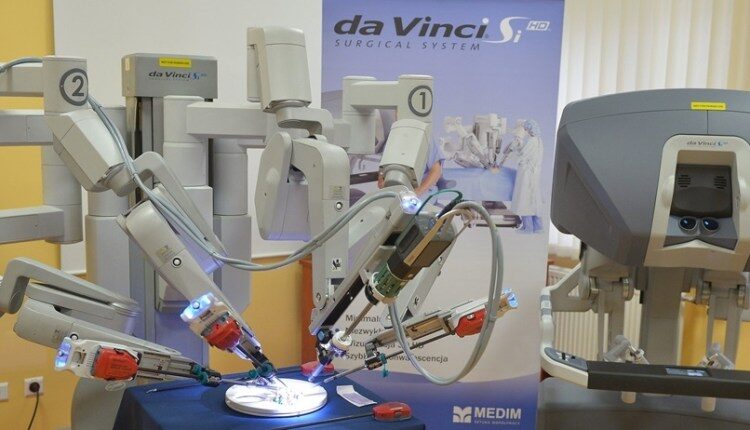 عملية جراحية دقيقة يجريها روبوت آلي في دولة خليجية